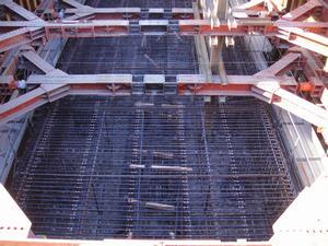 写真：川岸部橋脚の底板鉄筋組立