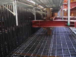 写真：川岸部橋脚の底板鉄筋組立完了