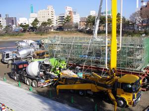 写真：川岸部橋脚の底板コンクリート打設1