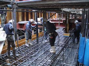 写真：川岸部橋脚の底板コンクリート打設2