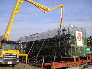 写真：川岸部橋脚の柱コンクリート打設（1ロット目）