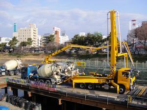 写真：河川中央部橋脚の底板コンクリート打設