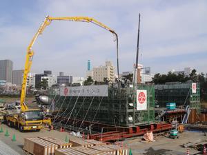 写真：川岸部橋脚の柱コンクリート打設（2ロット目）