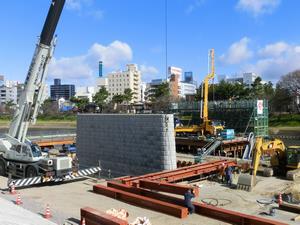 写真：河川中央部橋脚の柱コンクリート打設（2ロット目）
