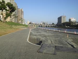 写真：土の鋤取り状況