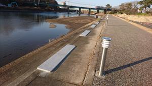 写真：石張りベンチ