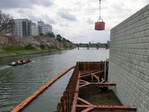 写真：河川中央部橋脚の埋戻し1