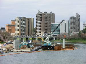 写真：河川中央部橋脚の埋戻し2