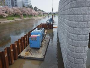 写真：河川中央部橋脚の土留め撤去