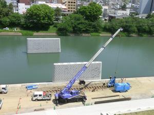 写真：川岸部橋脚の土留め撤去
