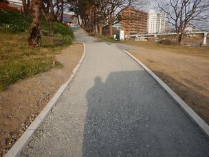 写真：地先境界ブロックと路盤