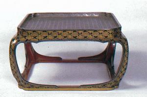 写真：亀甲文地銀貼膳