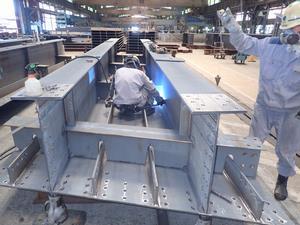 写真：パネル組立、溶接状況