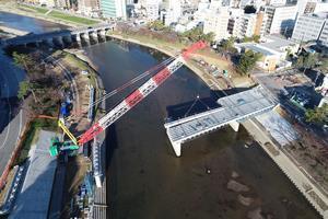 写真：鋼桁架設状況（P1-P2）（12月18日）