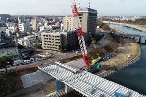 写真：鋼桁架設状況（A2-P3）