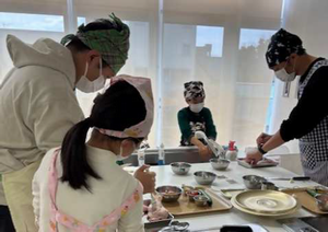 写真：「お父さんといっしょにワールドクッキング　かんたん！タイ料理」の様子