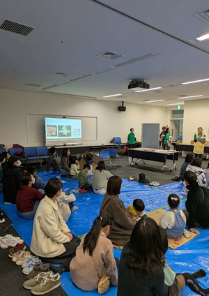 写真：「こどもとつくる！考える！避難所疑似体験」の様子