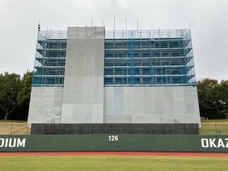 写真：野球場スコアボード足場設置完了の様子