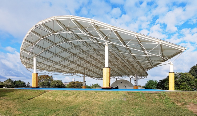 写真：ふれあい広場の大屋根