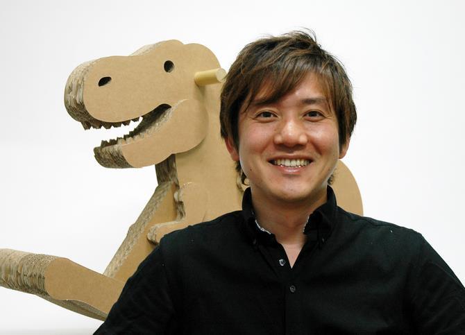 写真：ダンボールと岡村剛一郎氏