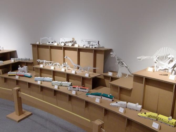 写真：ダンボール王・岡村氏の作品