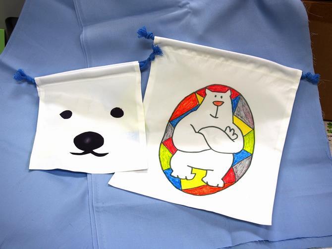 写真：巾着に描いたシロクマくん