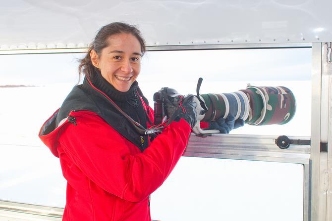 写真：カメラを構えるリサ・ヴォート氏
