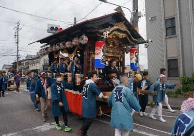 写真：山車のマチ曳きの様子