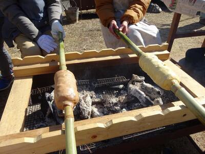写真：バームクーヘンを焼く様子