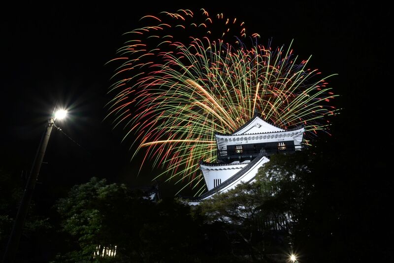 岡崎城と花火の写真