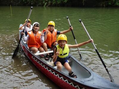児童が川でカヌーをする様子