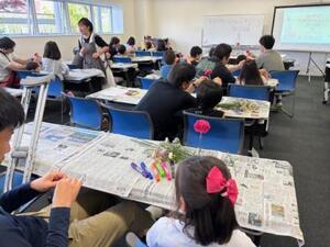 父子で贈る贈るフラワーギフト作成の様子