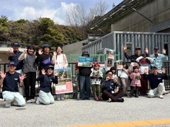 記念撮影している写真