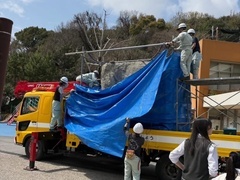 トラックに乗って到着したふじ子像