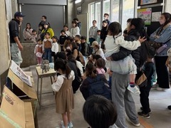 ゾウ舎内でのガイドの様子1