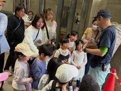 ゾウ舎内でのガイドの様子2