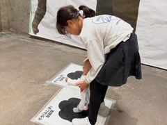 ゾウ舎内に置いてある足形と足の大きさくらべ