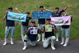 写真：オリジナルグッズを持つ飼育員