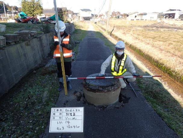 地震による影響でマンホールが浮上している写真