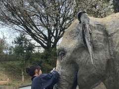 ふじ子像の隙間を修復しているところ