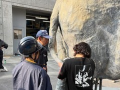 ふじ子像の尻尾の毛を確認しているところ