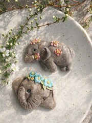 ふじ子と花かんむり（ブローチ）