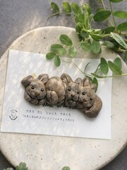 たまり だし こいくち うすくち「大きくなぁれフレミッシュ4きょうだい」（ブローチ）