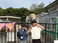 ふじ子像と記念写真