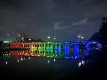 写真:レインボーライトアップの殿橋