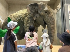 ふじ子像とお客さん1