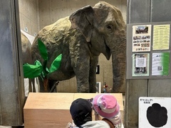 ふじ子像とお客さん3
