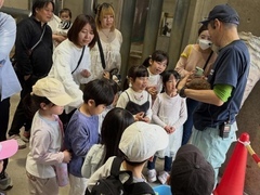 ふじ子像とお客さん2