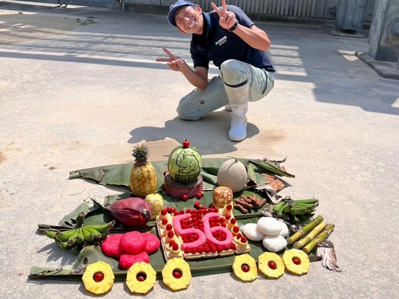 フルーツの盛り合わせを準備しているところ