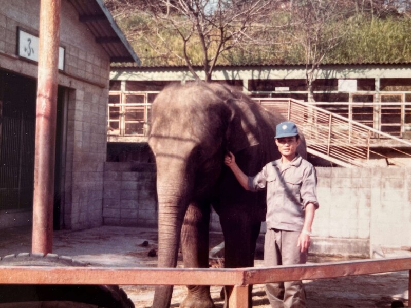 岩尾飼育員とふじ子の画像